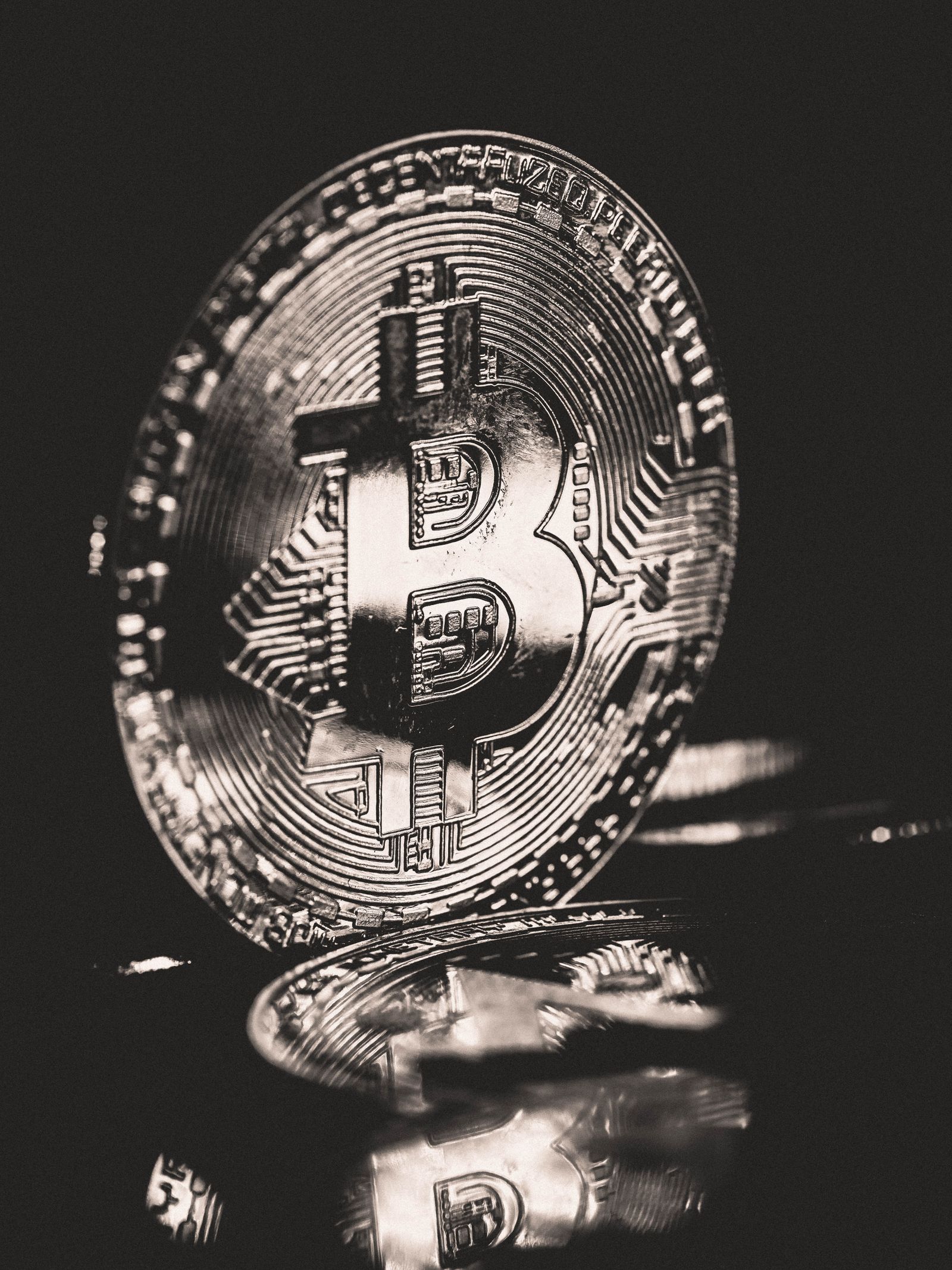 Symbolfoto: Ein materieller Bitcoin-Token vor unscharfem Hintergrund.