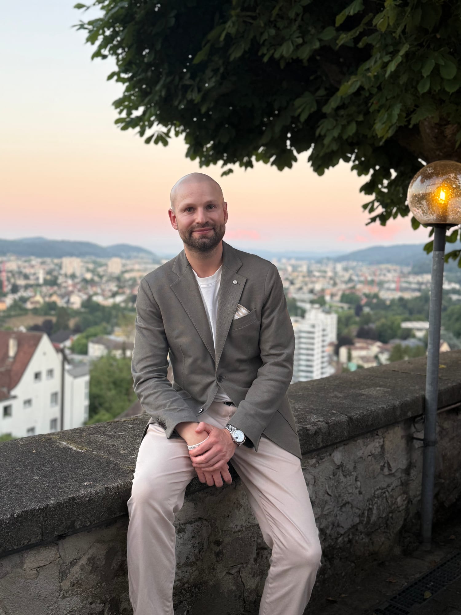 Robert Eckstein vor dem abendlichen Blick über Basel.