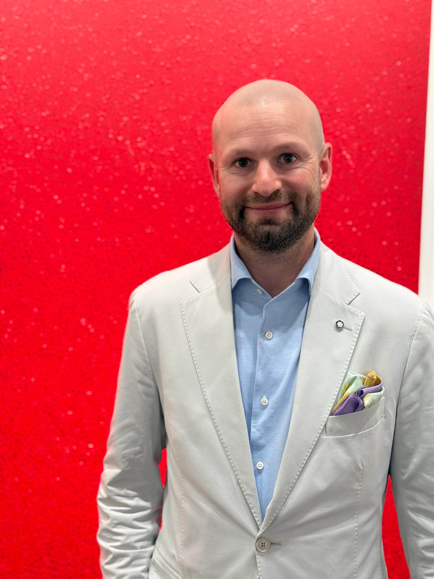 Robert Eckstein vor einer roten Kunstposition.
