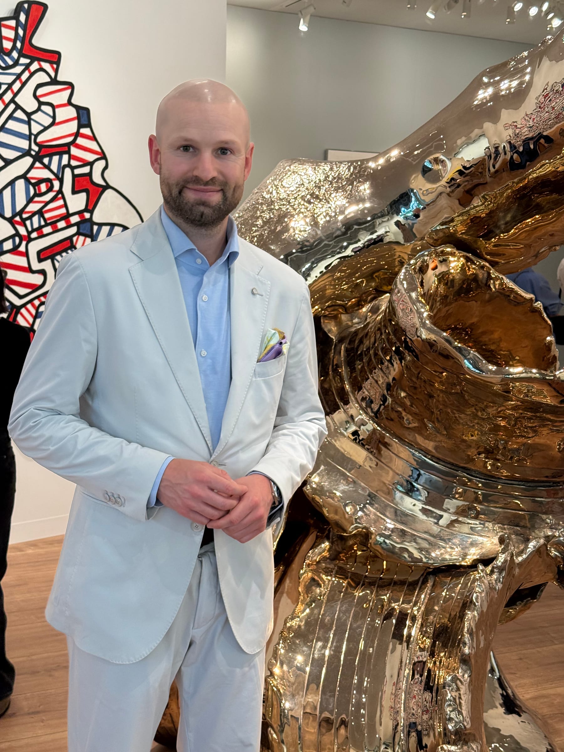 Robert Eckstein vor einer spiegelnden Skulptur auf der Art Basel 2026.