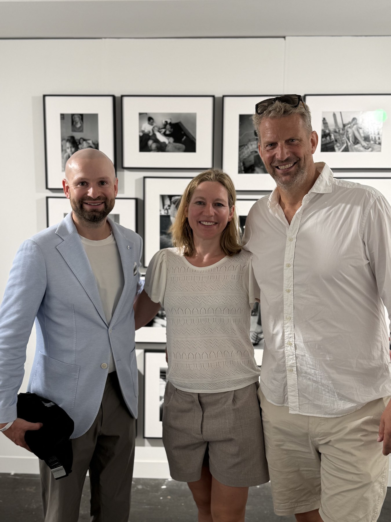 Robert Eckstein mit Stephan Wandel und seiner Frau in einer Messehalle der Art Basel 2026.