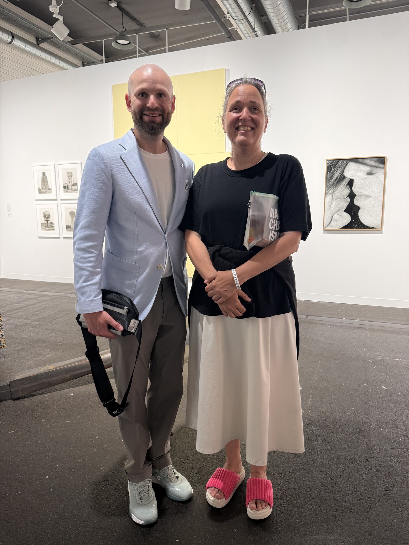 Robert Eckstein mit Susanne in einer Messehalle der Art Basel 2026.