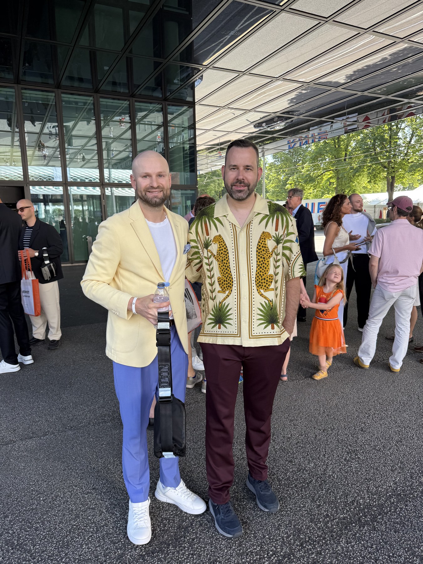 Robert Eckstein mit Thomas Pollad vor dem Eingang der Art Basel 2026.