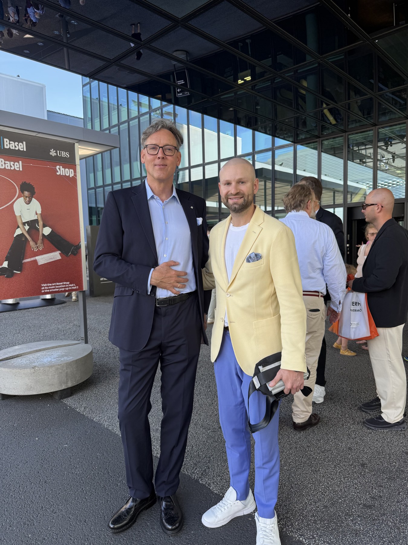 Robert Eckstein mit Torsten Prusseit vor dem Eingang der Art Basel 2026.