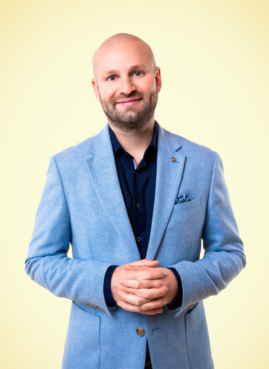 Robert Eckstein im hellblauen Sakko