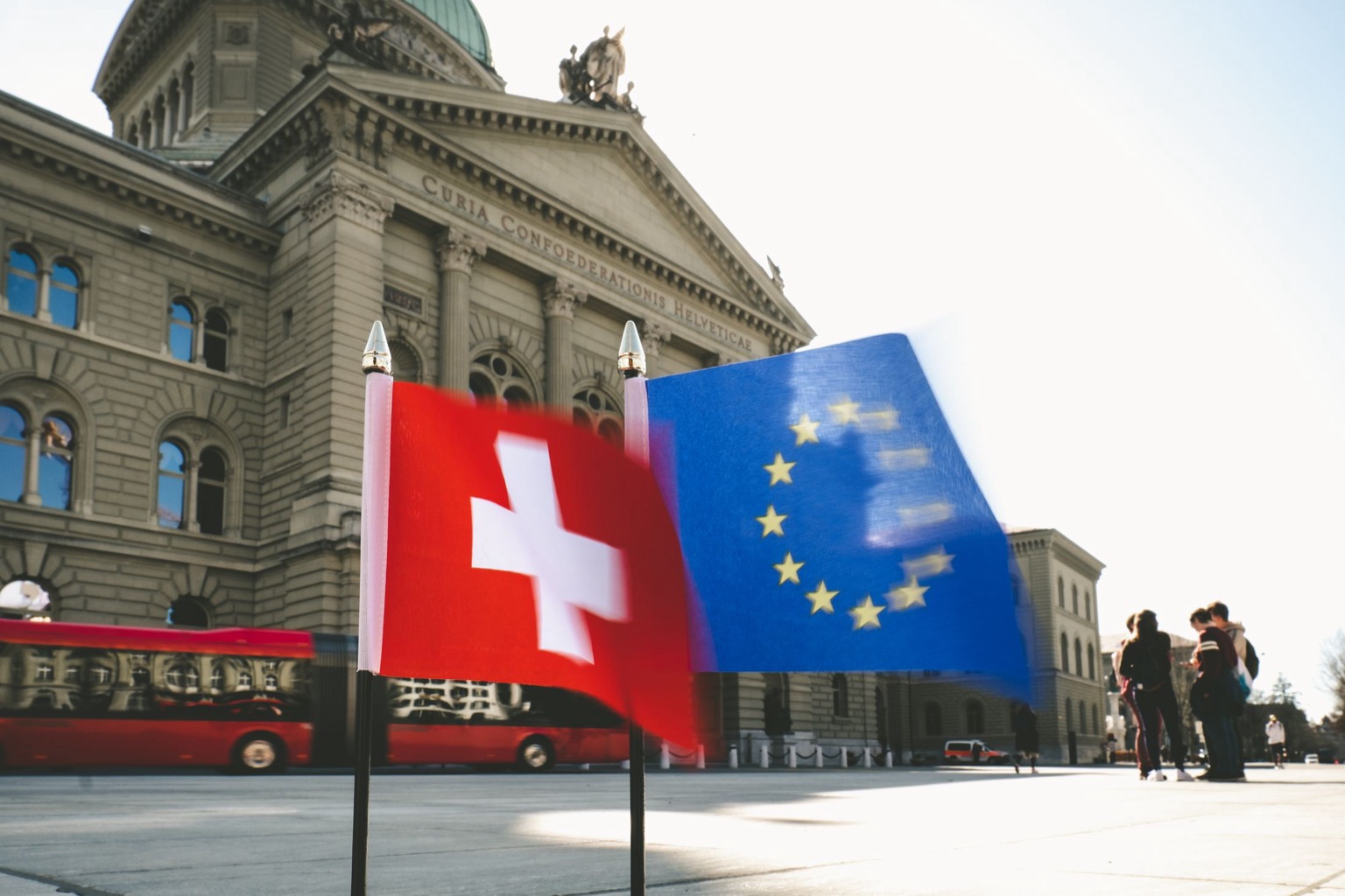 Stockfoto: Schweizer und EU-Flagge vor dem Bundeshaus in Bern