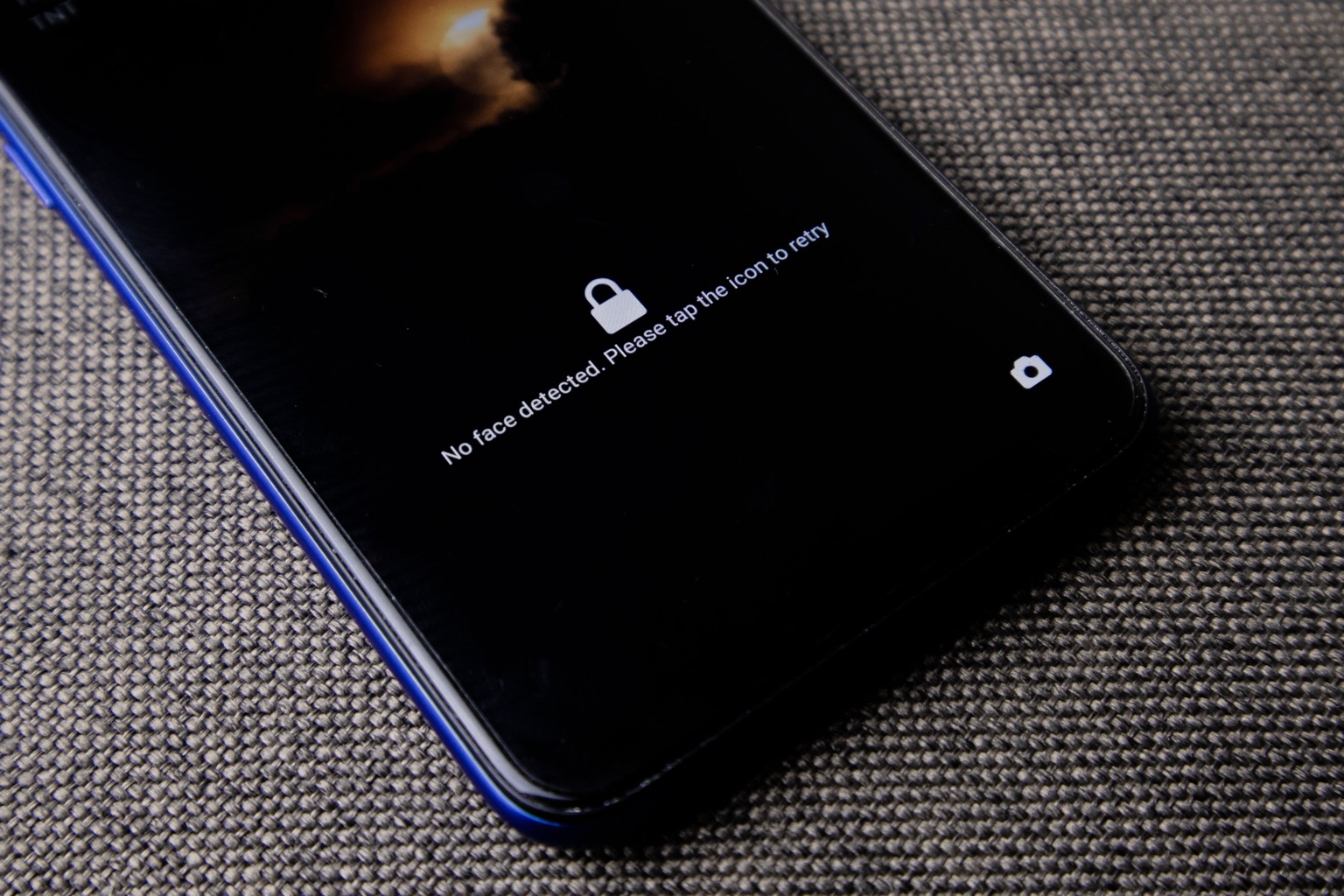Symbolisches Stockfoto: Ein Smartphone zeigt eine gesperrte biometrische Anmeldung.