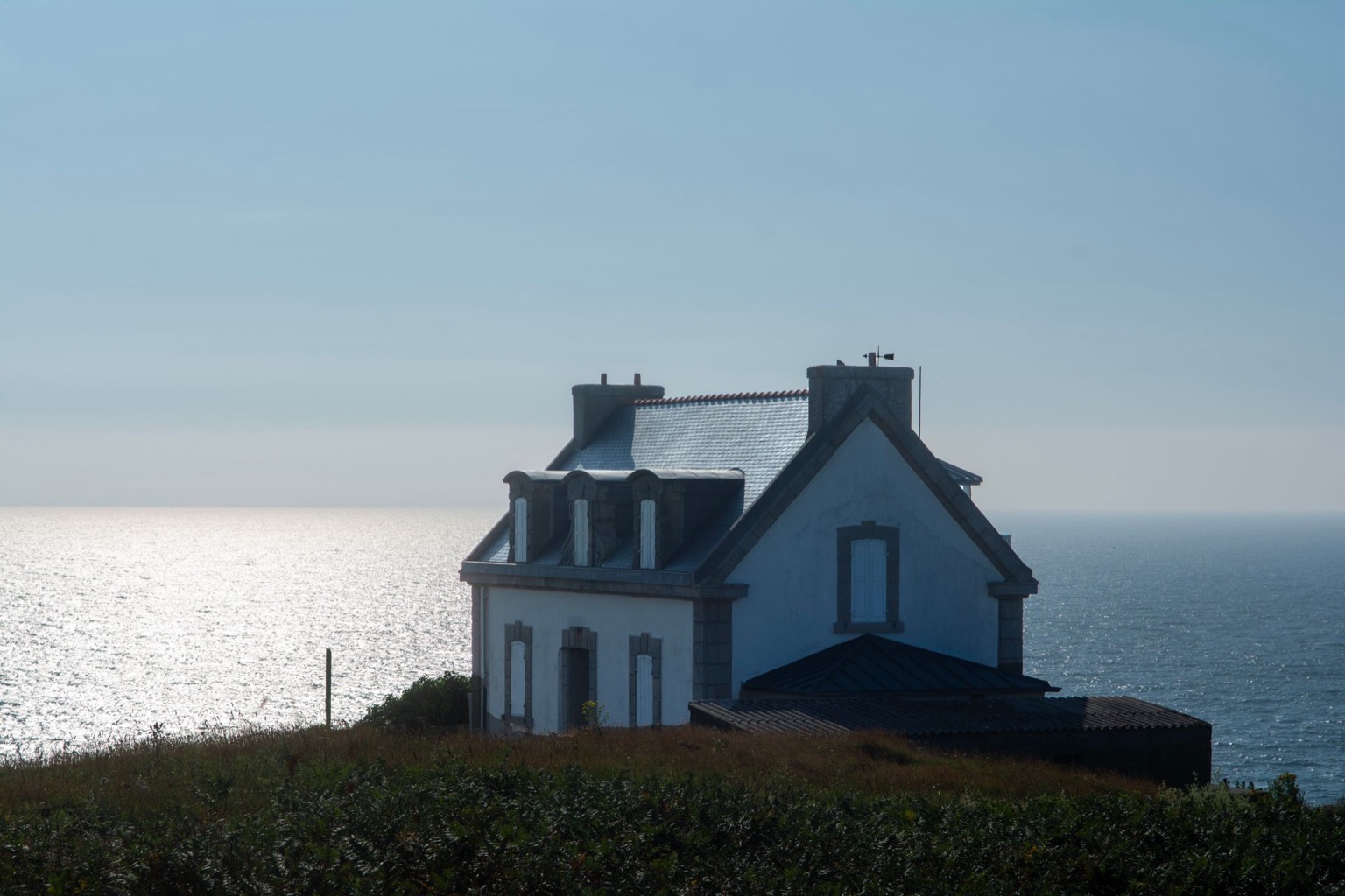 Symbolisches Stockfoto zum Fallbeispiel: Freistehendes Haus an einer europäischen Küste