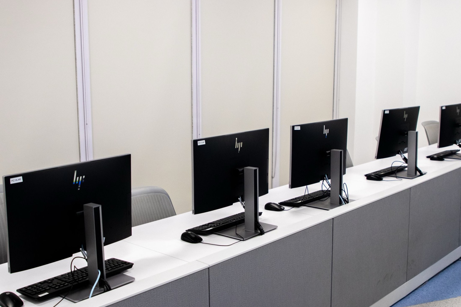 Symbolisches Stockfoto zum Fallbeispiel: Computerarbeitsplätze eines Unternehmens