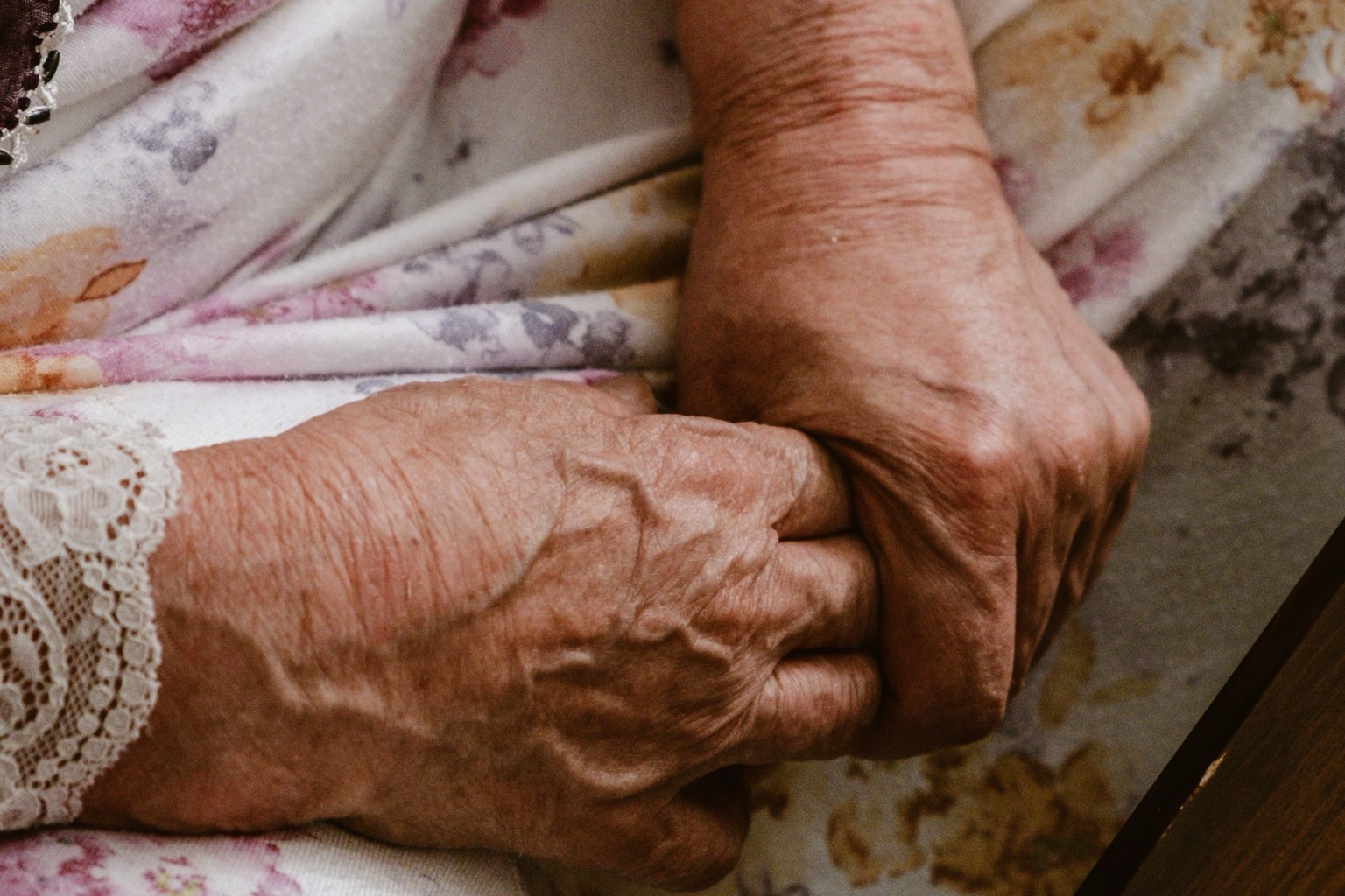 Symbolisches Stockfoto: Gefaltete Hände einer älteren Person.