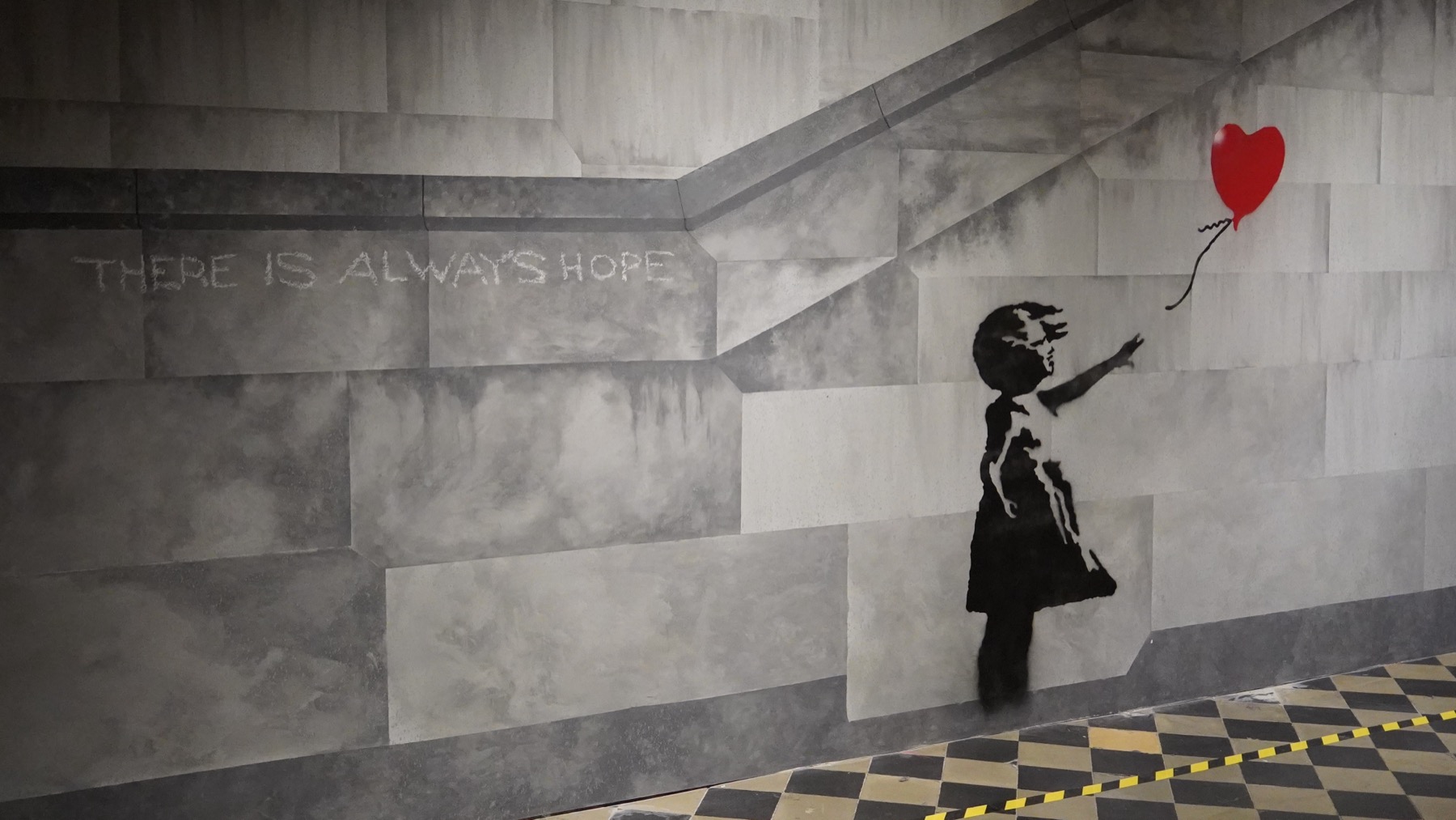 Ausstellungsansicht einer Girl-with-Balloon-Arbeit von Banksy